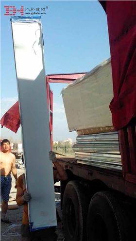 【安全到達(dá)】裝載勾搭鋁單板及鋁扣板吊頂大型貨車到達(dá)新疆